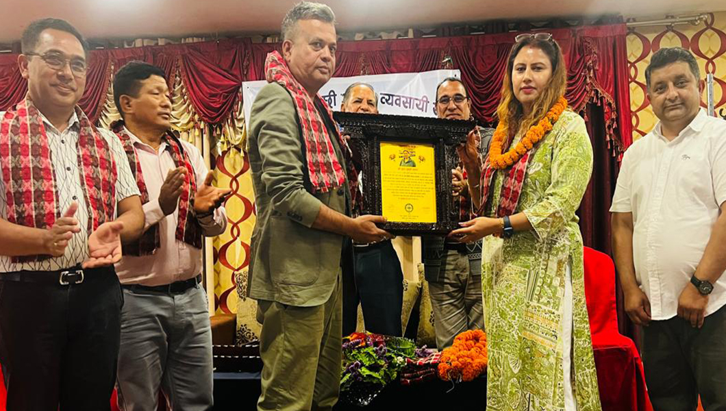 नेपाल पशुपन्छी औषधि व्यवसायी संघद्वारा जग्गा दाता सूना सुवेदीलाई विशेष सम्मान