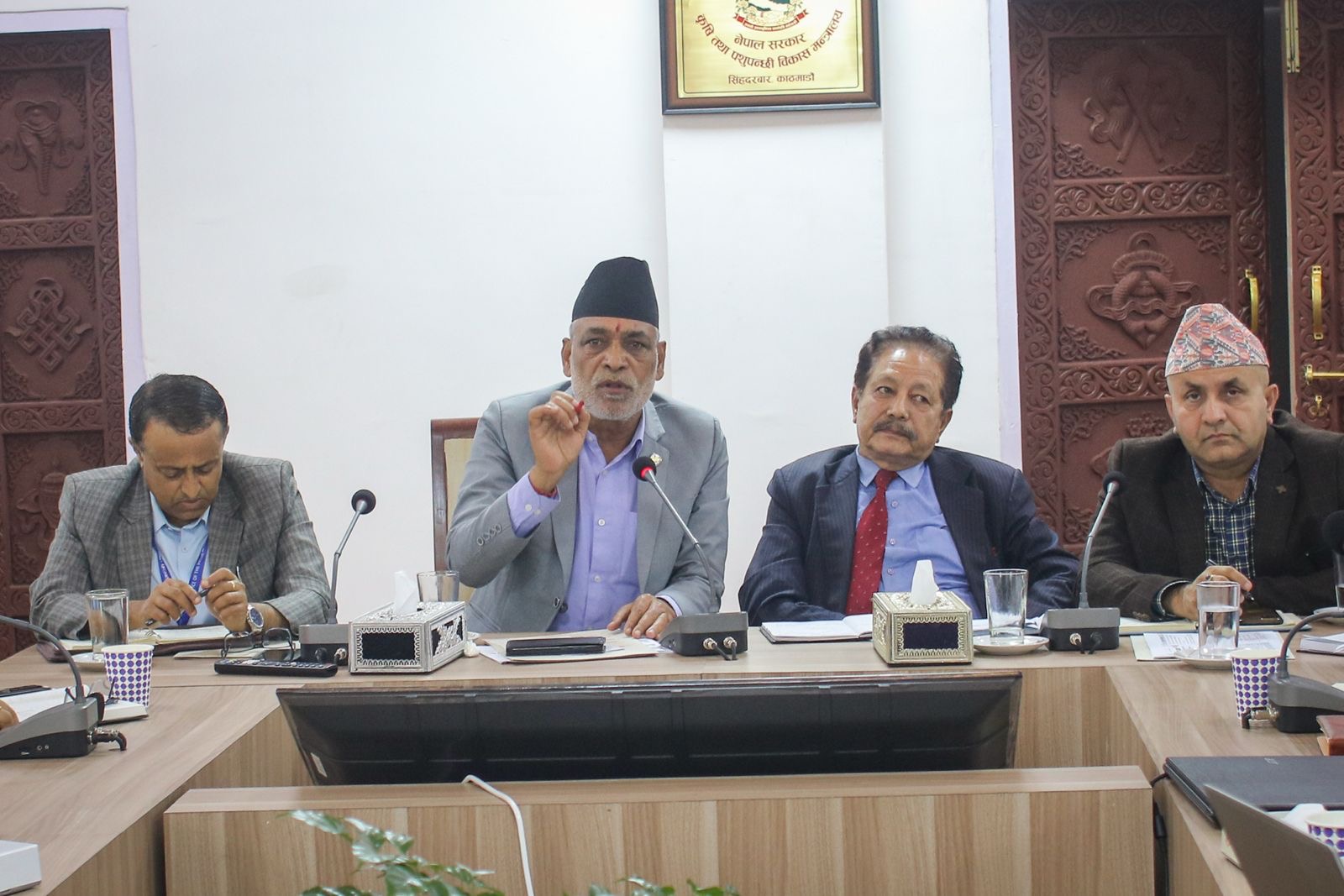 नागरिकले अनुभूति गर्ने गरी काम गर्न कर्मचारीलाई कृषिमन्त्रीको निर्देशन