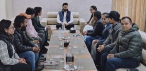 पोल्ट्री क्षेत्रका समस्याबारे रास्वपा उम्मेदवारहरूसँग लेयर्स कुखुरापालक संघको छलफल