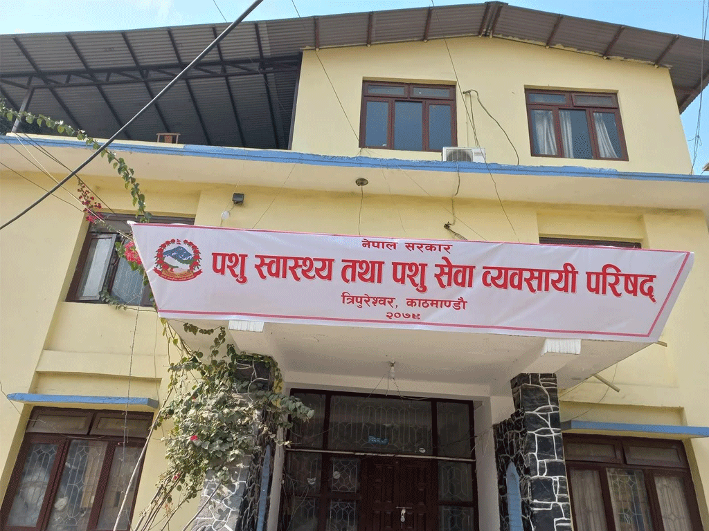 बाढीपीडितका लागि पशु स्वास्थ्य तथा पशु सेवा व्यवसायी परिषद्को १ लाख २ हजार सहयोग, उपचार टोली खटाइने