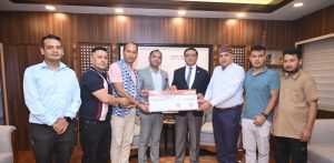 दाना उद्योगीले बाढीपीडितका लागि दिए ३ करोड १७ लाख